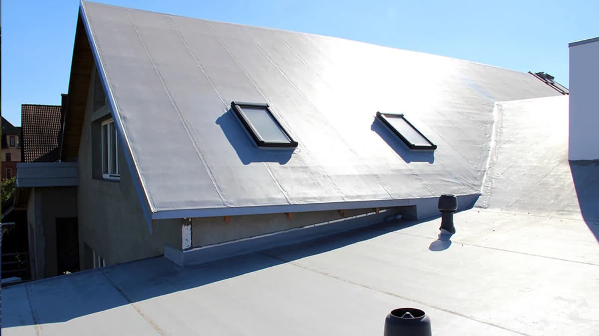 Flat commercial roof on an Indianapolis building